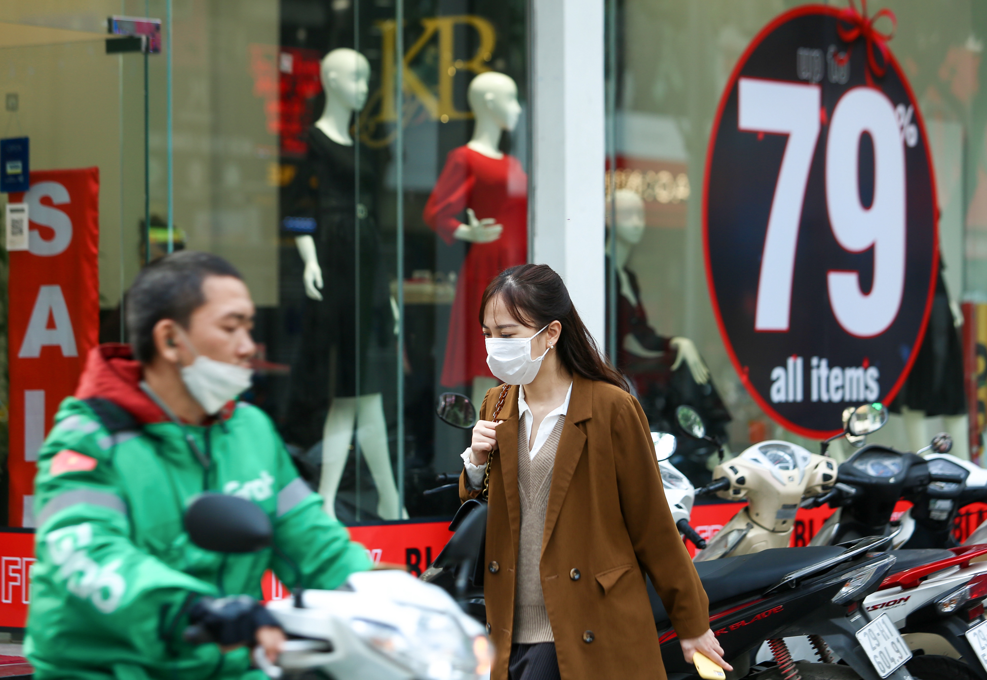 CLIP: Khuyến mãi lên đến 79% trong ngày Black Friday 2021 nhưng vắng khách