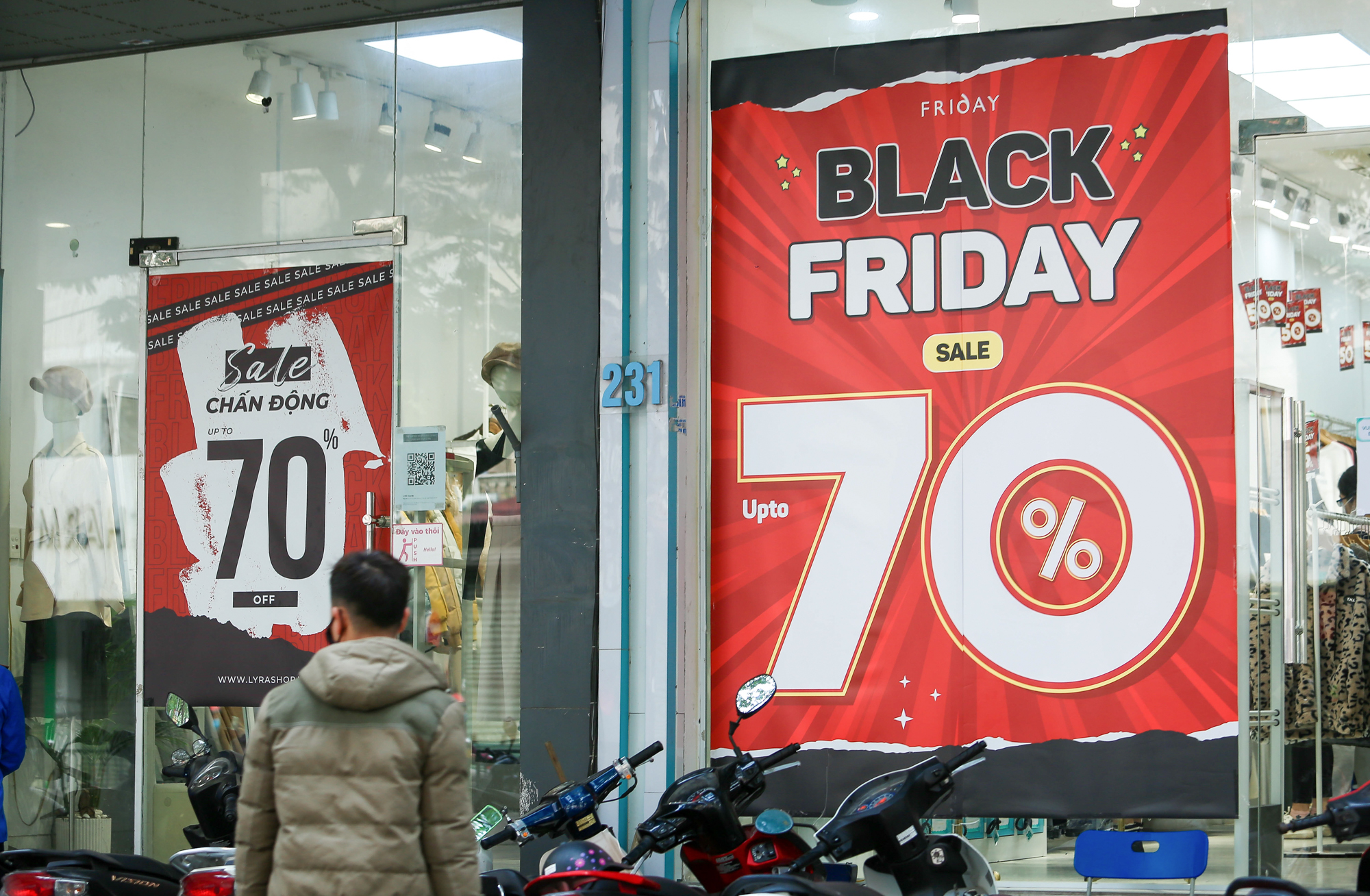 CLIP: Khuyến m&atilde;i l&ecirc;n đến 79% trong ng&agrave;y Black Friday 2021 nhưng vắng kh&aacute;ch - Ảnh 4.