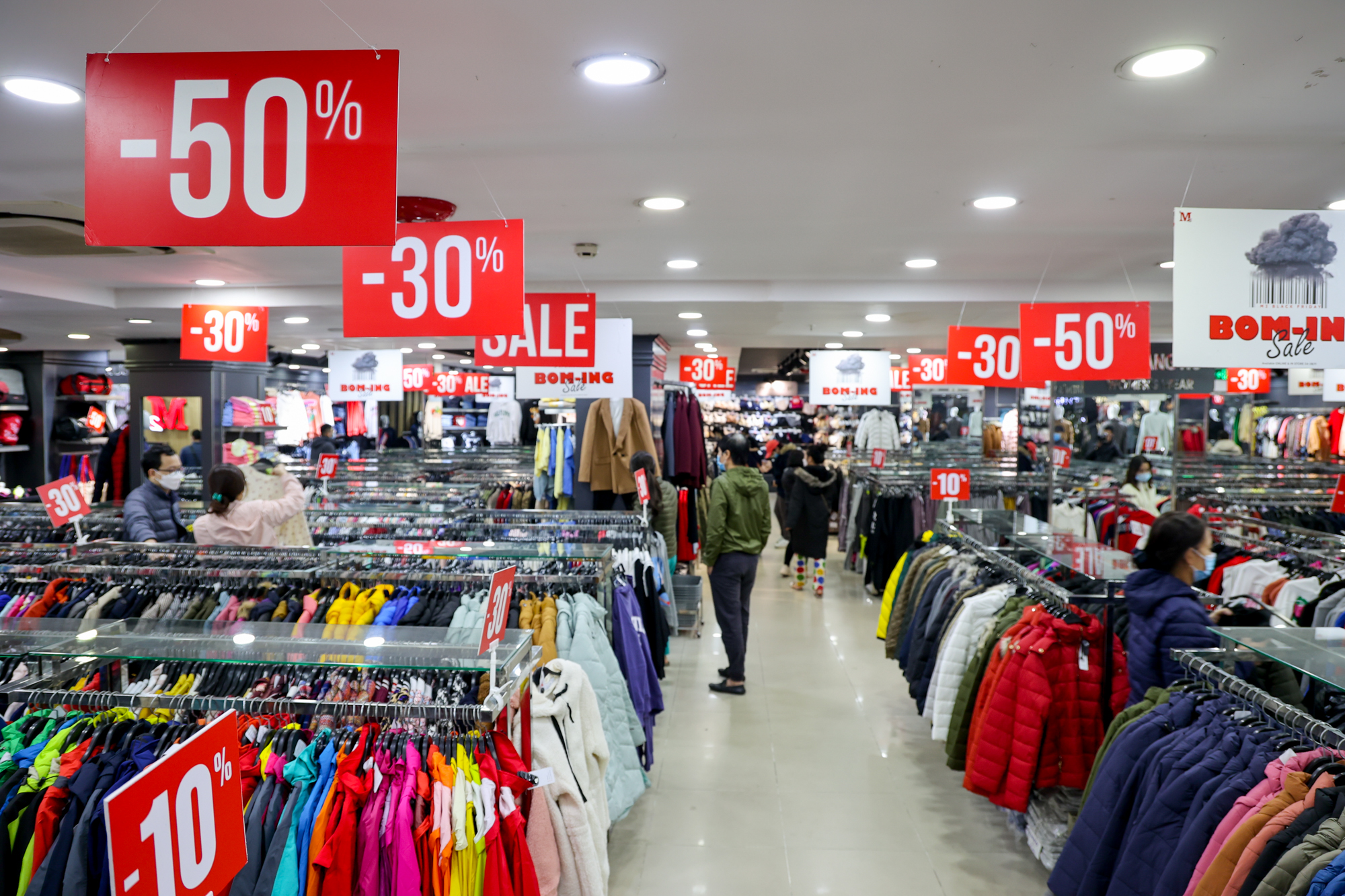 CLIP: Khuyến m&atilde;i l&ecirc;n đến 79% trong ng&agrave;y Black Friday 2021 nhưng vắng kh&aacute;ch - Ảnh 6.