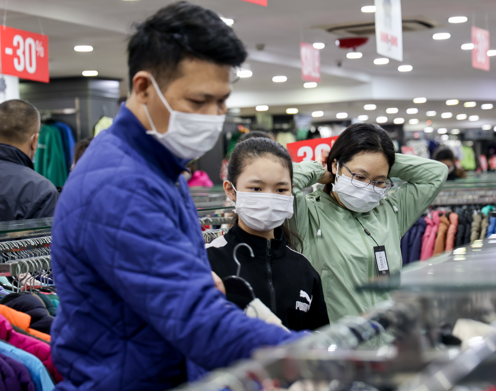 CLIP: Khuyến m&atilde;i l&ecirc;n đến 79% trong ng&agrave;y Black Friday 2021 nhưng vắng kh&aacute;ch - Ảnh 12.
