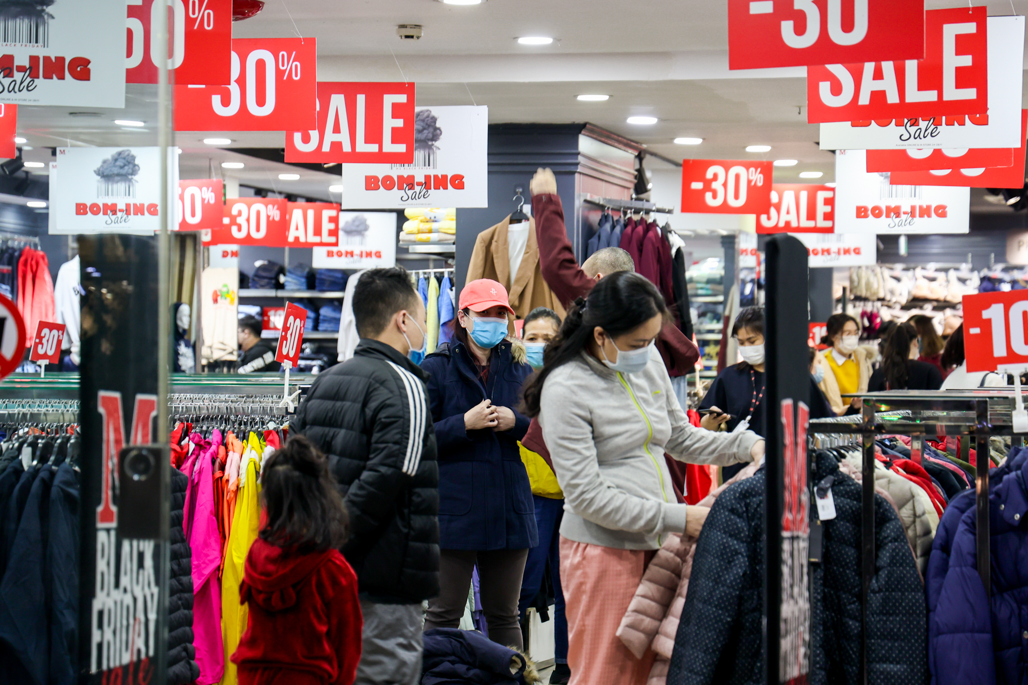 CLIP: Khuyến m&atilde;i l&ecirc;n đến 79% trong ng&agrave;y Black Friday 2021 nhưng vắng kh&aacute;ch - Ảnh 10.