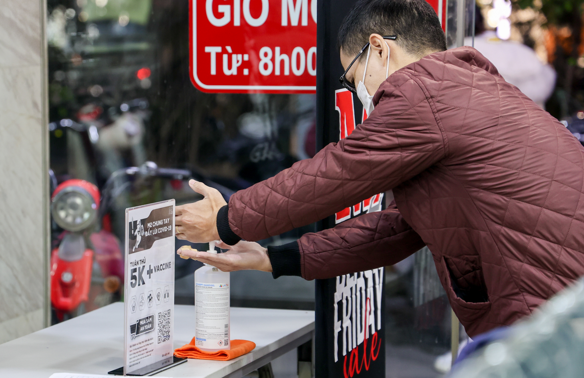 CLIP: Khuyến m&atilde;i l&ecirc;n đến 79% trong ng&agrave;y Black Friday 2021 nhưng vắng kh&aacute;ch - Ảnh 5.