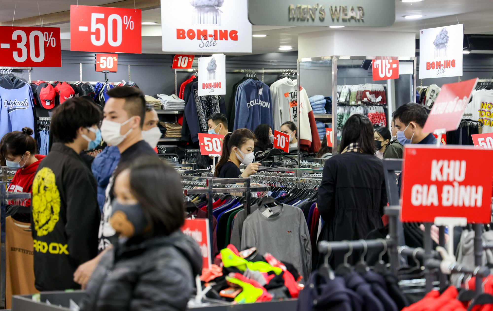 CLIP: Khuyến m&atilde;i l&ecirc;n đến 79% trong ng&agrave;y Black Friday 2021 nhưng vắng kh&aacute;ch - Ảnh 9.