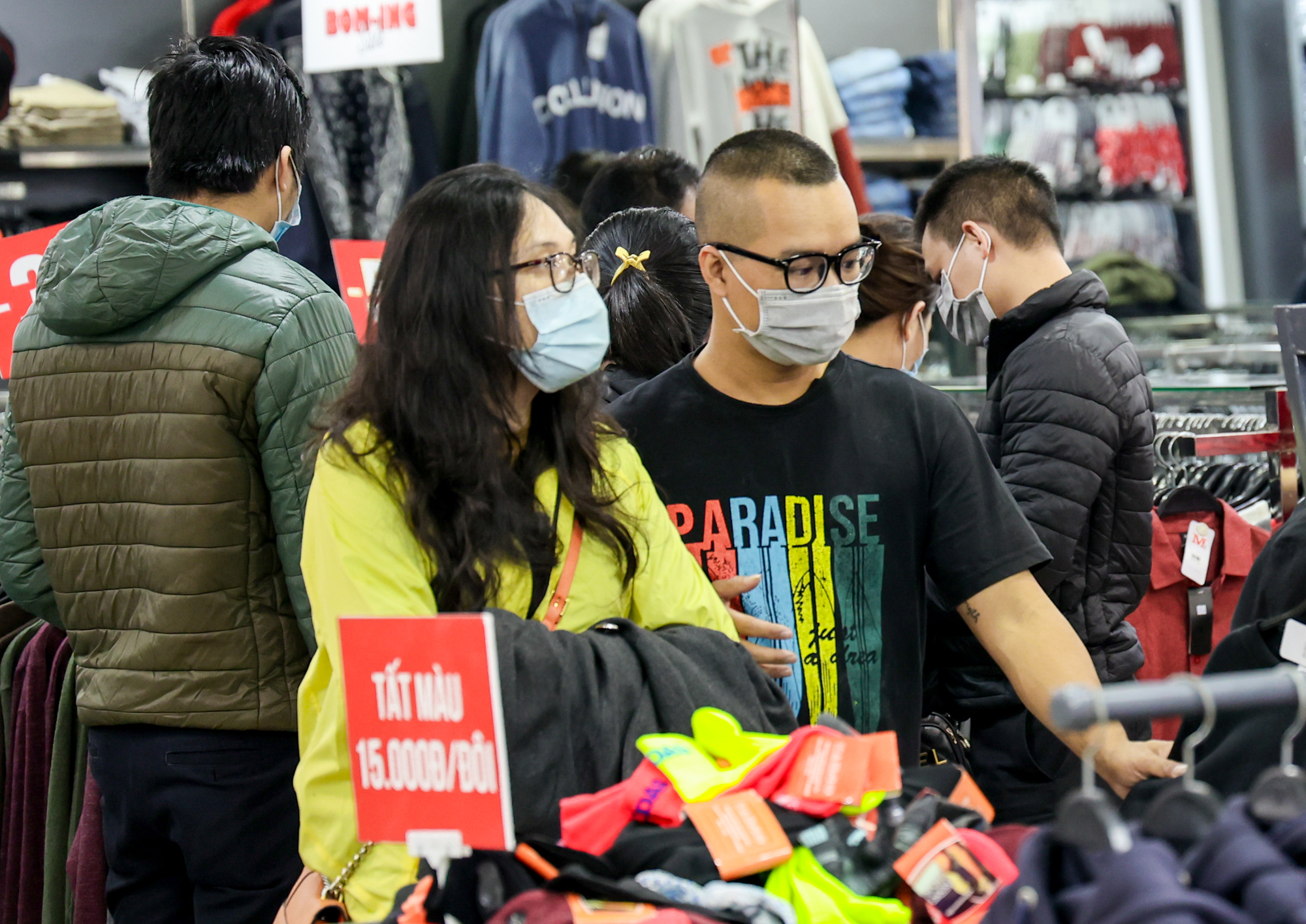 CLIP: Khuyến m&atilde;i l&ecirc;n đến 79% trong ng&agrave;y Black Friday 2021 nhưng vắng kh&aacute;ch - Ảnh 8.