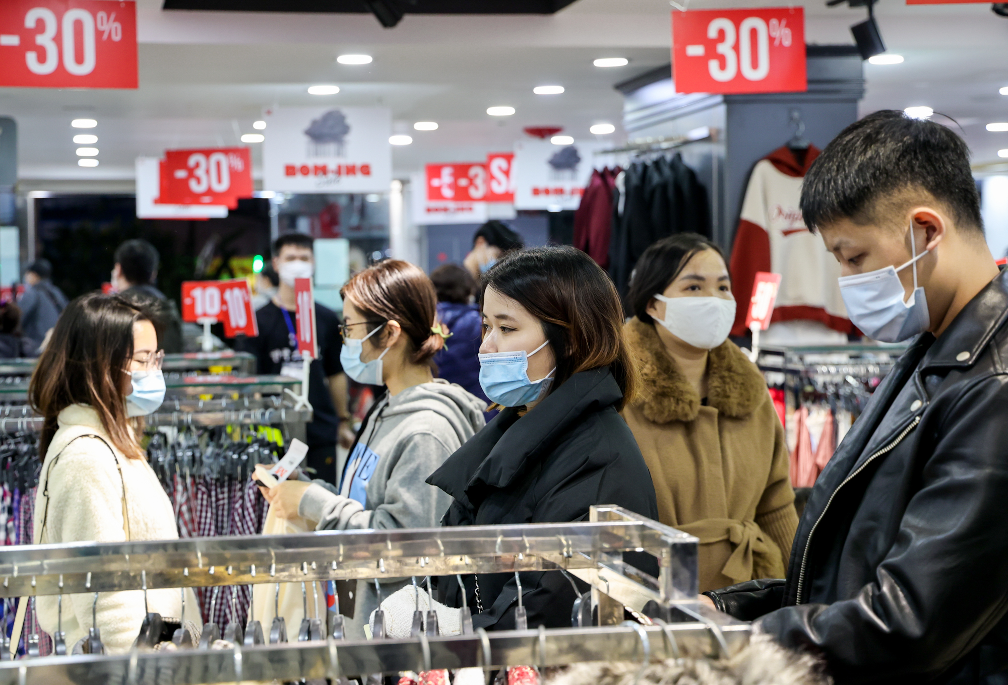 CLIP: Khuyến m&atilde;i l&ecirc;n đến 79% trong ng&agrave;y Black Friday 2021 nhưng vắng kh&aacute;ch - Ảnh 11.
