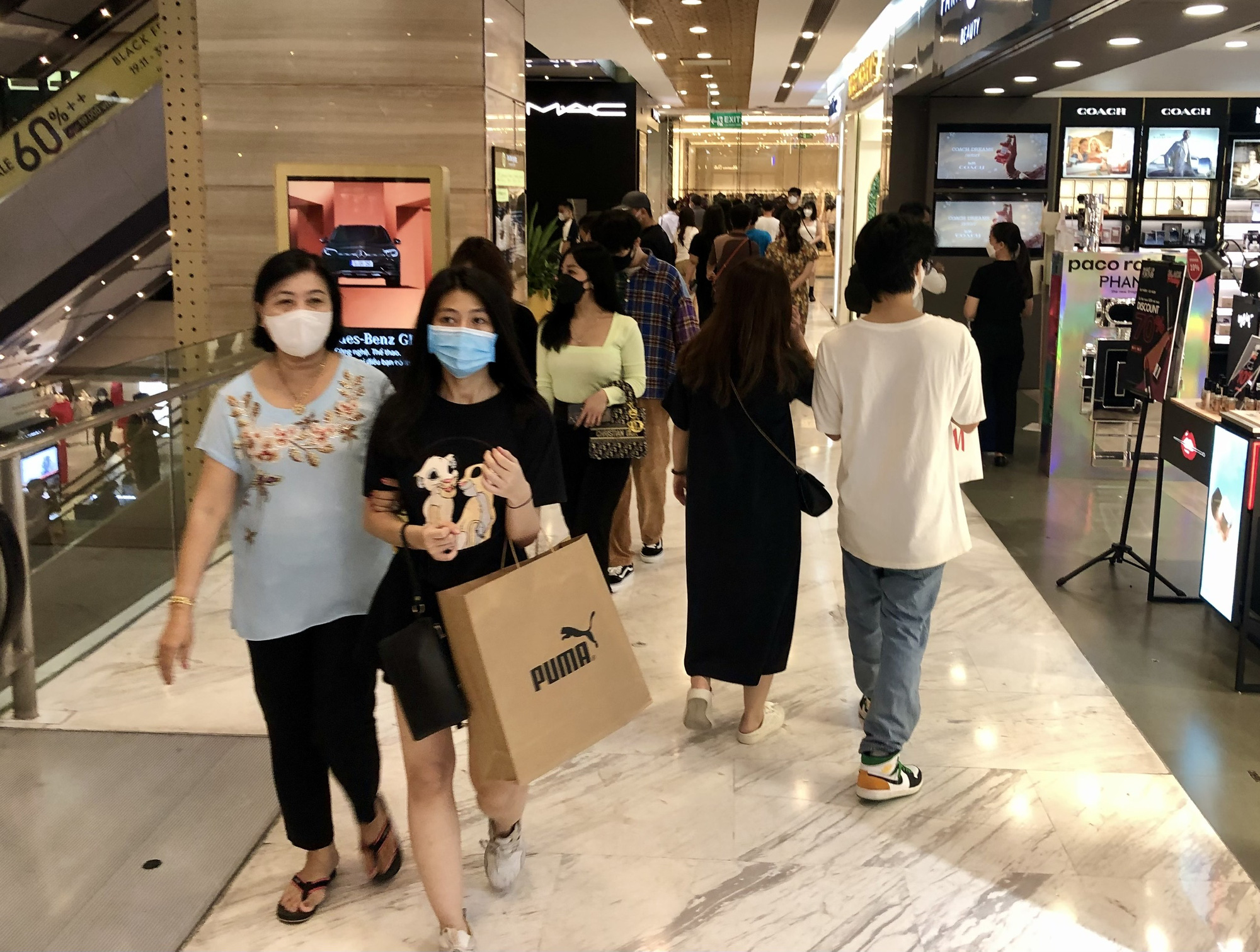 Giới trẻ TP HCM tấp nập đi "săn" hàng khuyến mãi trong đêm Black Friday
