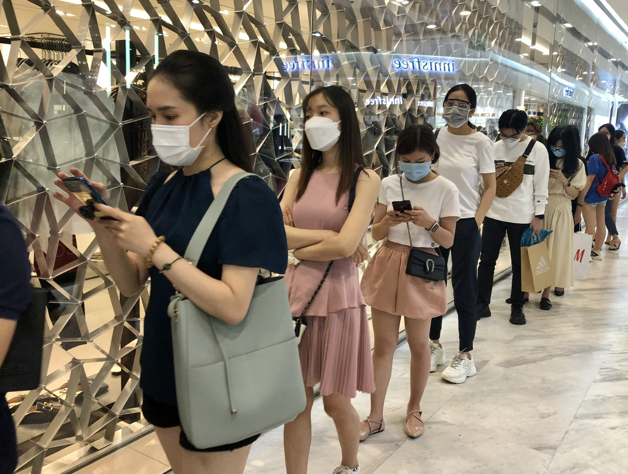 Giới trẻ TP HCM tấp nập đi săn h&agrave;ng khuyến m&atilde;i trong đ&ecirc;m Black Friday - Ảnh 11.