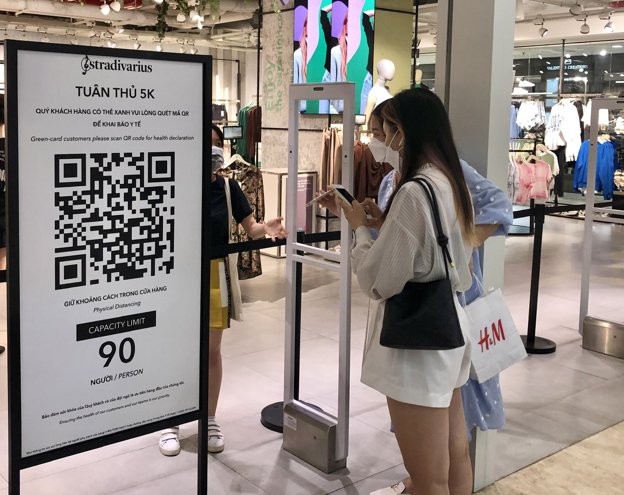 Giới trẻ TP HCM tấp nập đi săn h&agrave;ng khuyến m&atilde;i trong đ&ecirc;m Black Friday - Ảnh 6.