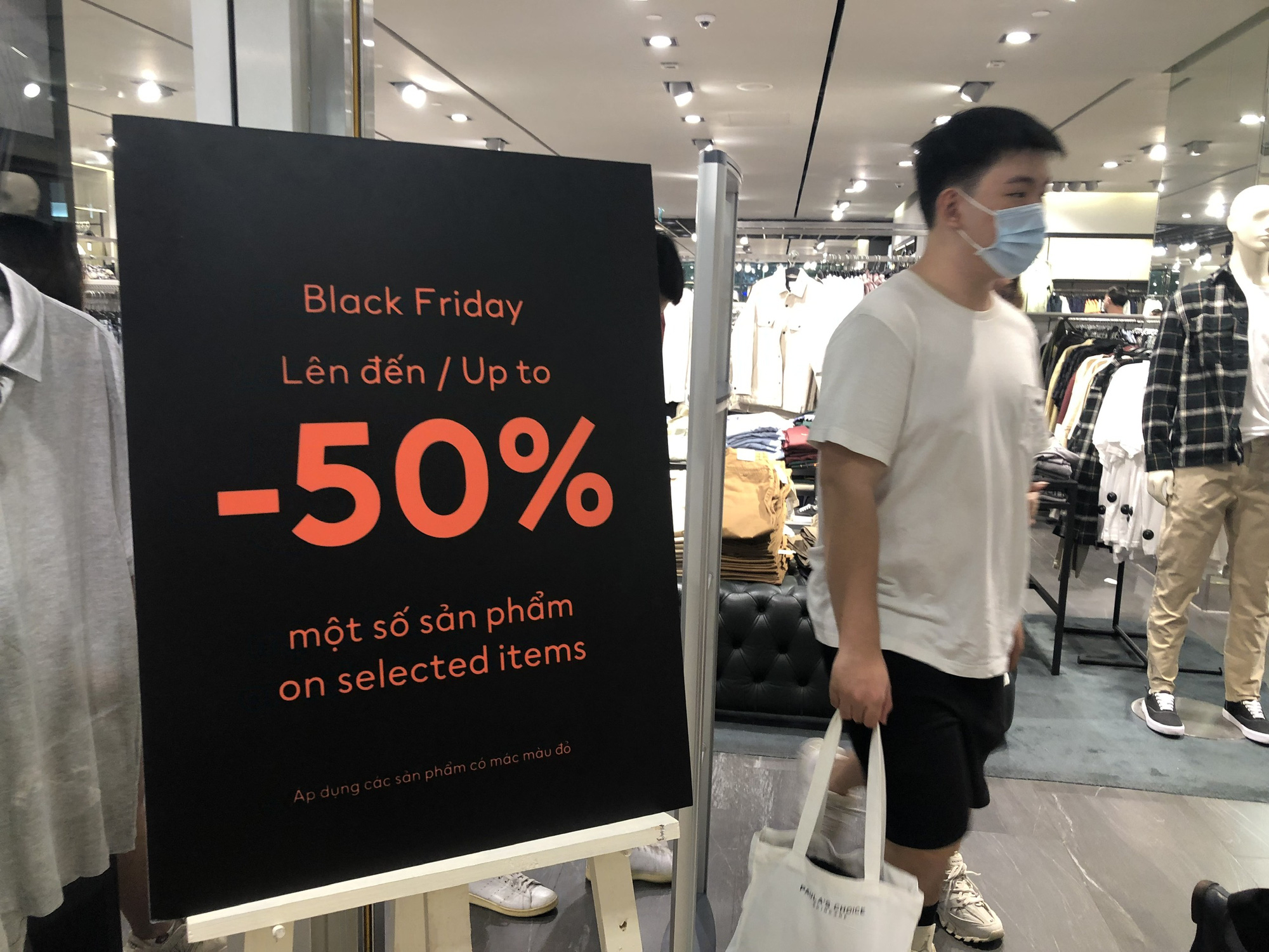 Giới trẻ TP HCM tấp nập đi săn h&agrave;ng khuyến m&atilde;i trong đ&ecirc;m Black Friday - Ảnh 8.
