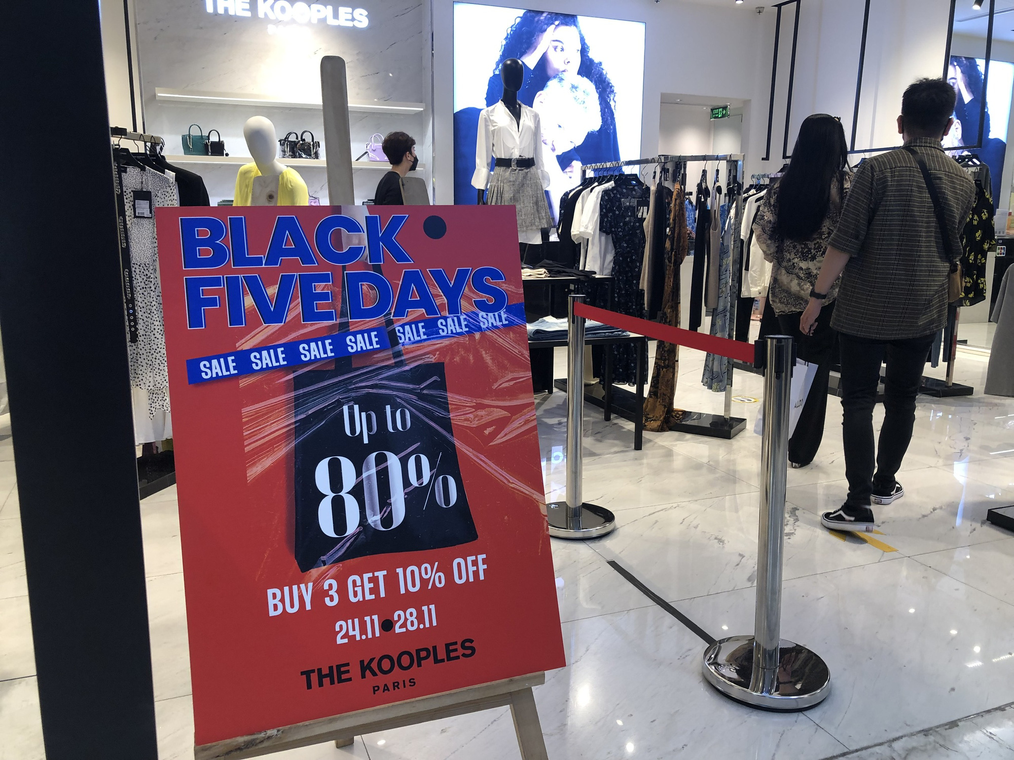 Giới trẻ TP HCM tấp nập đi săn h&agrave;ng khuyến m&atilde;i trong đ&ecirc;m Black Friday - Ảnh 9.