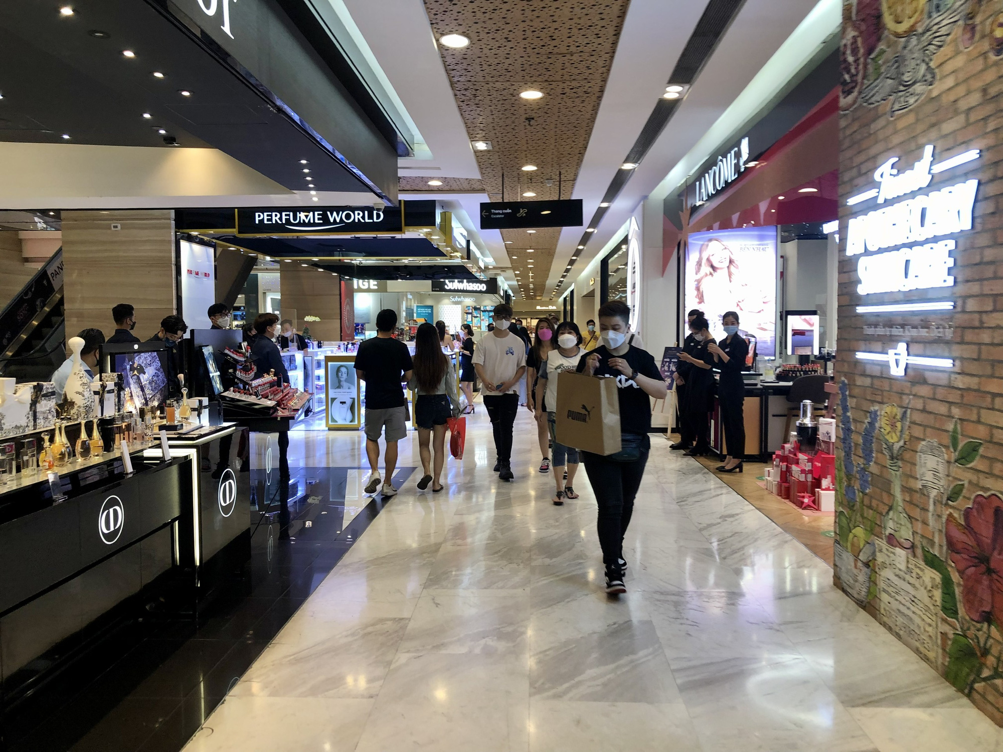 Giới trẻ TP HCM tấp nập đi săn h&agrave;ng khuyến m&atilde;i trong đ&ecirc;m Black Friday - Ảnh 2.