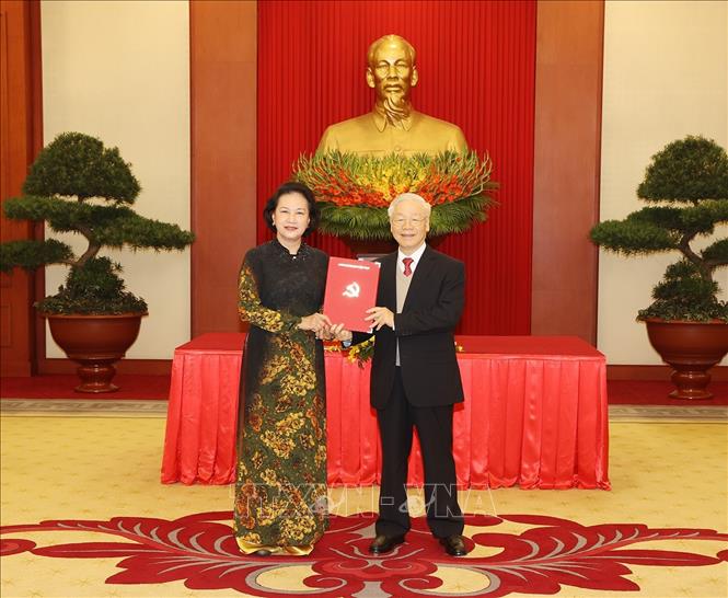 Trao quyết định nghỉ chế độ cho c&aacute;c Ủy vi&ecirc;n Bộ Ch&iacute;nh trị, B&iacute; thư TƯ kh&oacute;a XII kh&ocirc;ng t&aacute;i cử kh&oacute;a XIII - Ảnh 2.