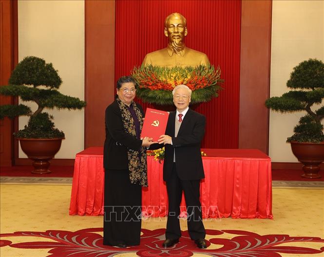 Trao quyết định nghỉ chế độ cho c&aacute;c Ủy vi&ecirc;n Bộ Ch&iacute;nh trị, B&iacute; thư TƯ kh&oacute;a XII kh&ocirc;ng t&aacute;i cử kh&oacute;a XIII - Ảnh 3.