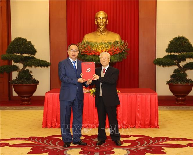 Trao quyết định nghỉ chế độ cho c&aacute;c Ủy vi&ecirc;n Bộ Ch&iacute;nh trị, B&iacute; thư TƯ kh&oacute;a XII kh&ocirc;ng t&aacute;i cử kh&oacute;a XIII - Ảnh 4.