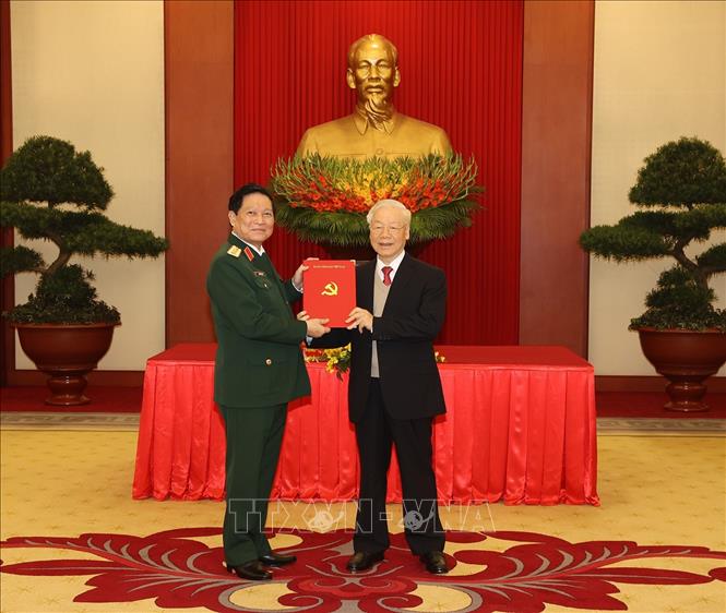 Trao quyết định nghỉ chế độ cho c&aacute;c Ủy vi&ecirc;n Bộ Ch&iacute;nh trị, B&iacute; thư TƯ kh&oacute;a XII kh&ocirc;ng t&aacute;i cử kh&oacute;a XIII - Ảnh 5.