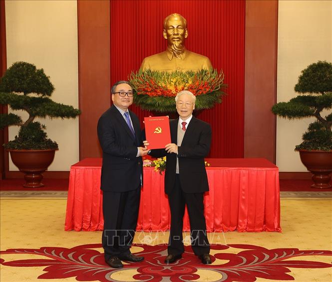 Trao quyết định nghỉ chế độ cho c&aacute;c Ủy vi&ecirc;n Bộ Ch&iacute;nh trị, B&iacute; thư TƯ kh&oacute;a XII kh&ocirc;ng t&aacute;i cử kh&oacute;a XIII - Ảnh 6.