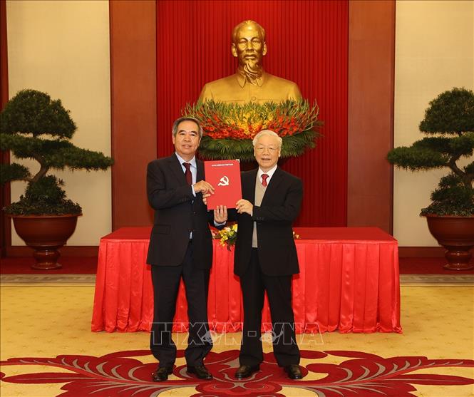 Trao quyết định nghỉ chế độ cho c&aacute;c Ủy vi&ecirc;n Bộ Ch&iacute;nh trị, B&iacute; thư TƯ kh&oacute;a XII kh&ocirc;ng t&aacute;i cử kh&oacute;a XIII - Ảnh 7.