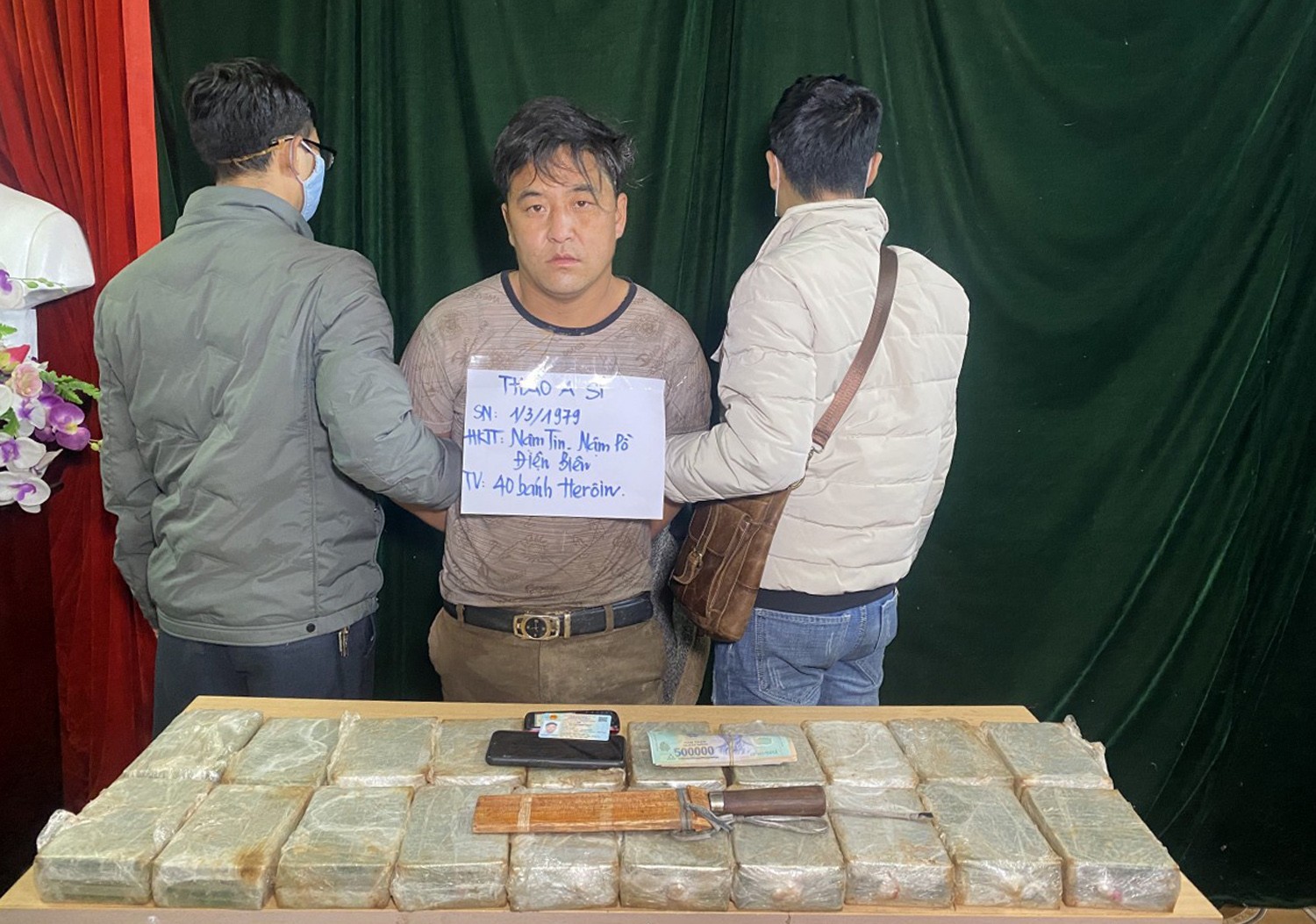 CLIP: Bắt quả tang &ocirc;ng tr&ugrave;m điều khiển xe tải chở 40 b&aacute;nh heroin - Ảnh 2.
