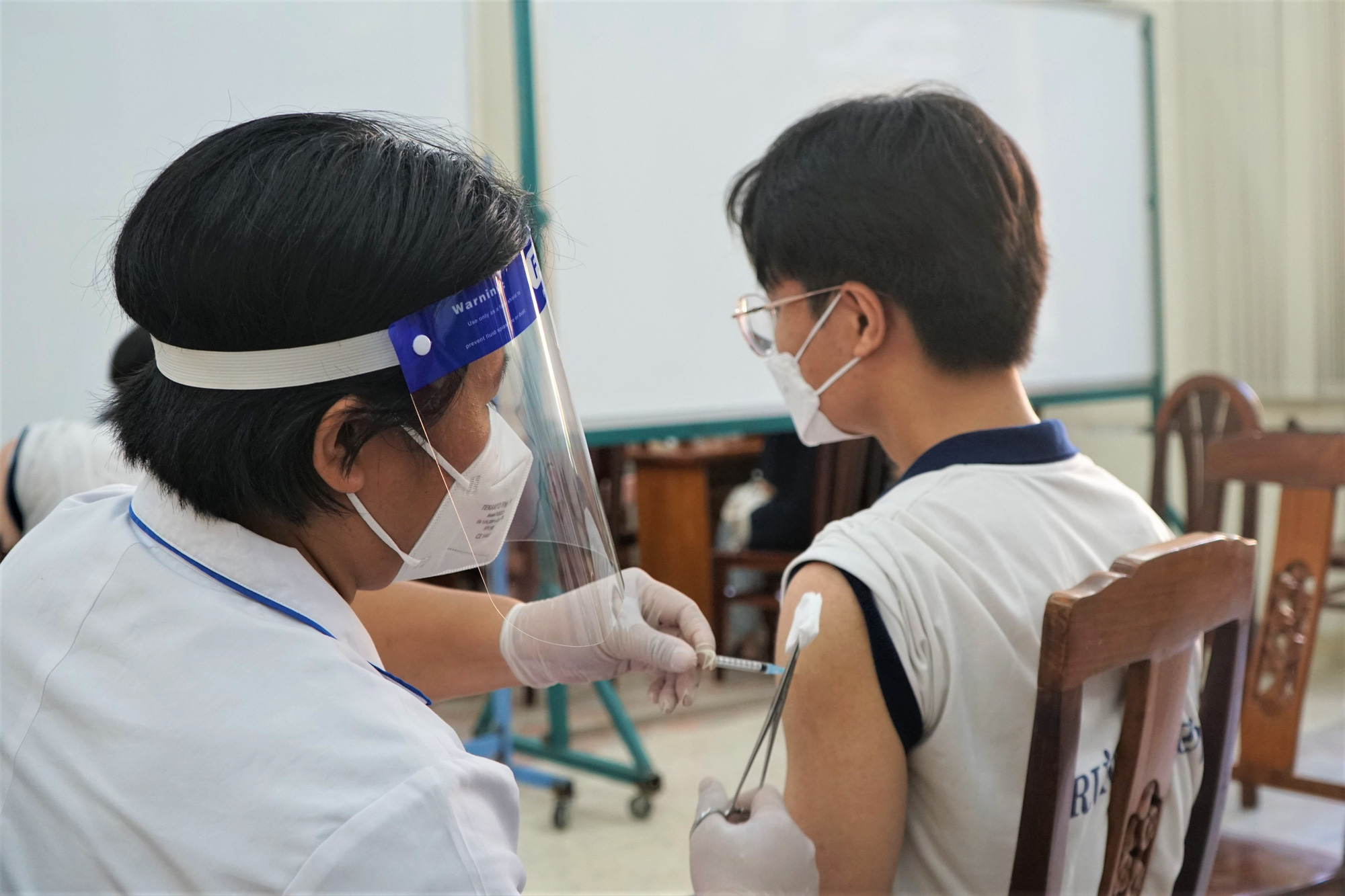 TP HCM tăng cường tiêm vắc-xin cho người về từ các địa phương - Ảnh 1.