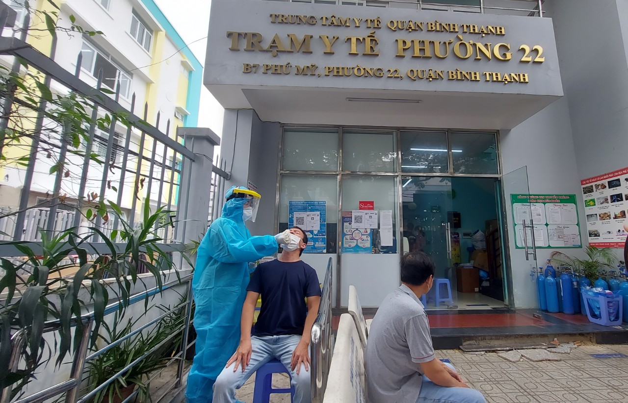 Băn khoăn của b&aacute;c sĩ trưởng trạm y tế phường c&oacute; 500 F0 tại nh&agrave; ở TP HCM - Ảnh 1.