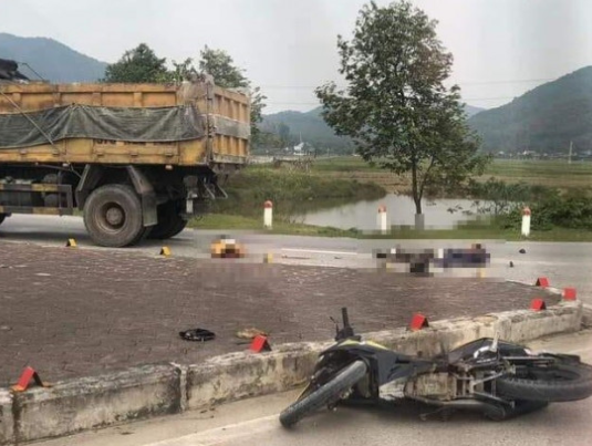 Hai vợ chồng trẻ đi xe máy bị xe tải cuốn vào gầm tử vong tại chỗ