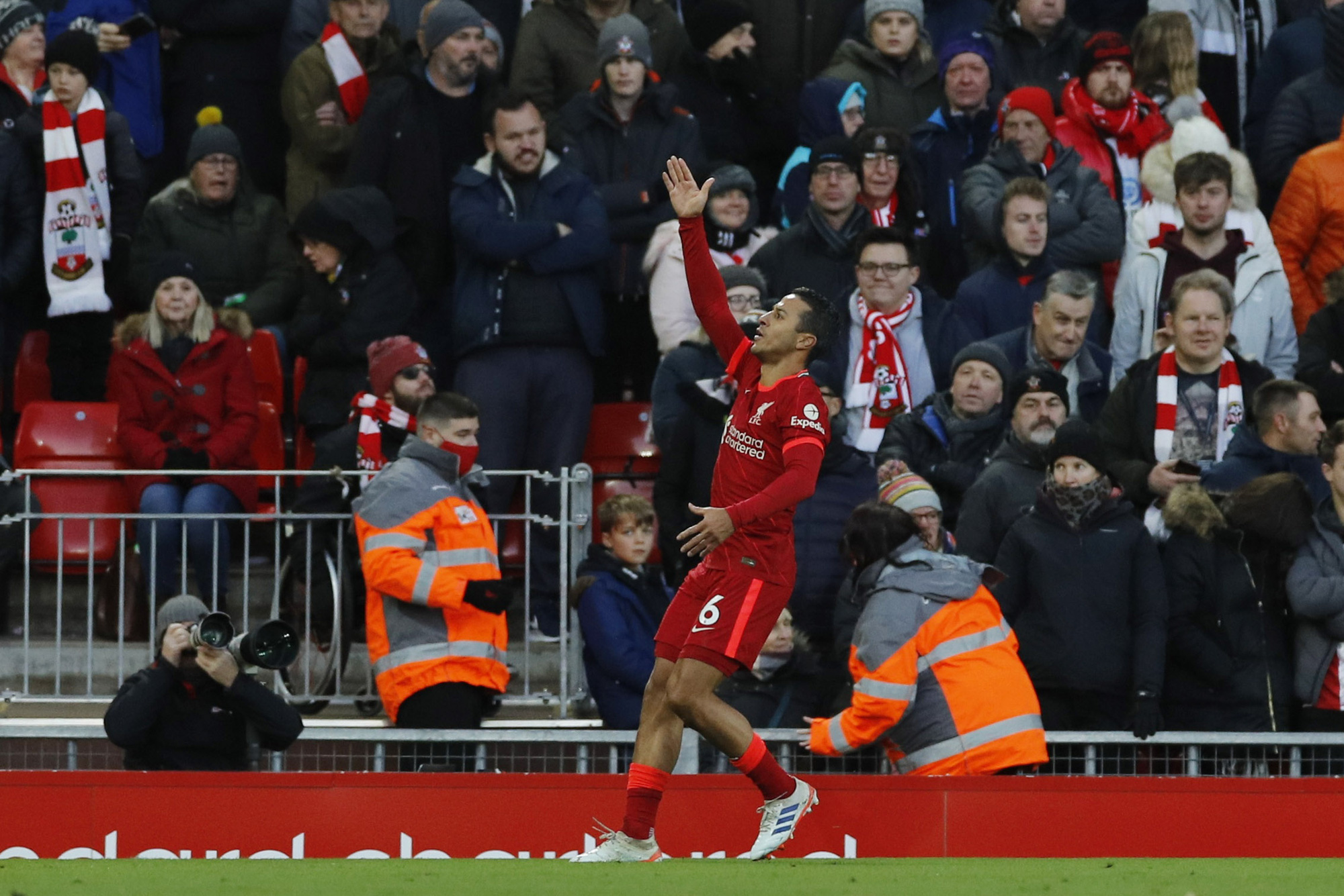 Đại thắng Southampton, Liverpool th&aacute;ch thức ng&ocirc;i đầu Ngoại hạng - Ảnh 4.