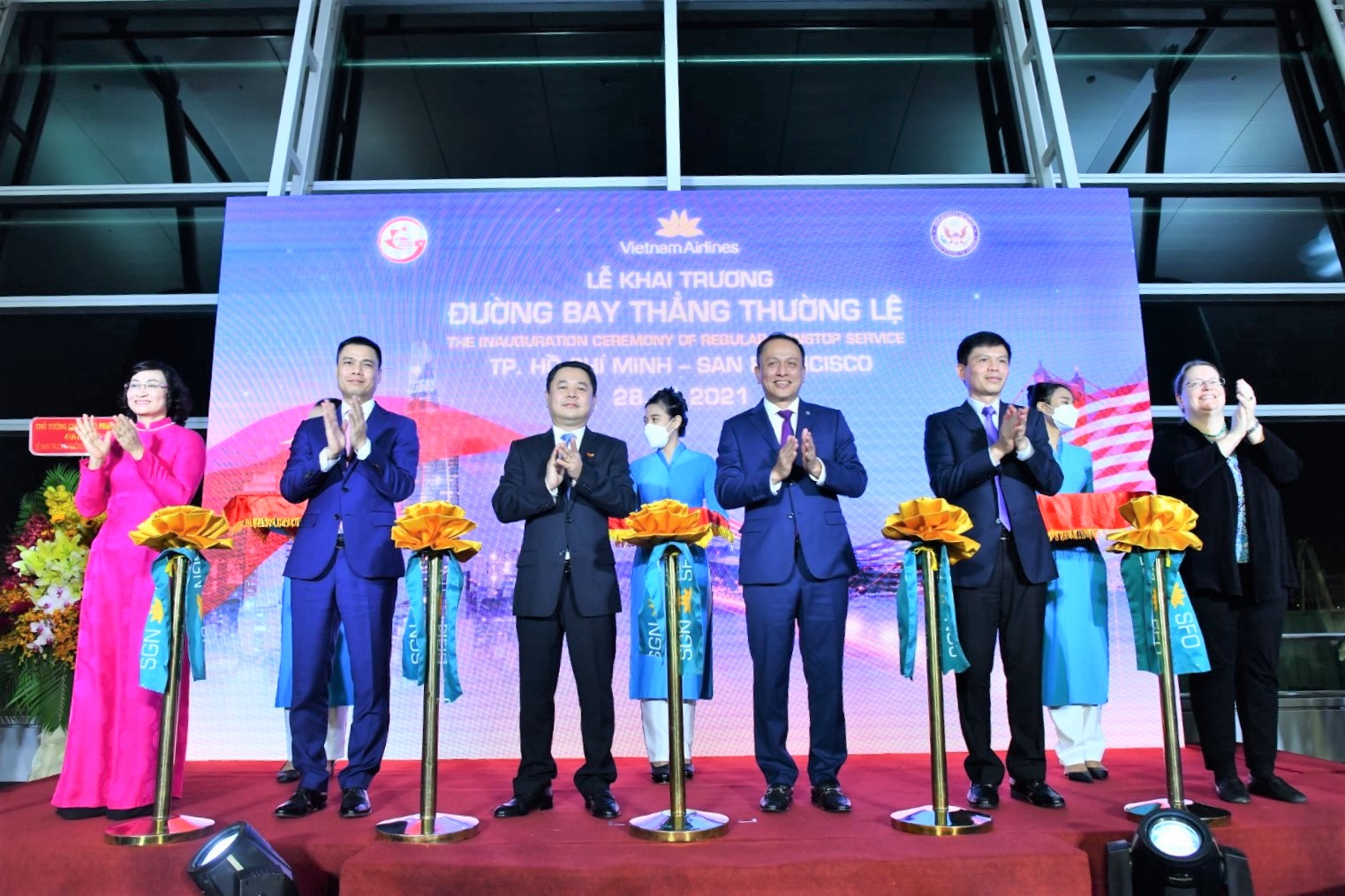 CLIP: Cận cảnh chuyến bay thẳng thường lệ đầu tiên đến Mỹ của hàng không Việt Nam - Ảnh 1.