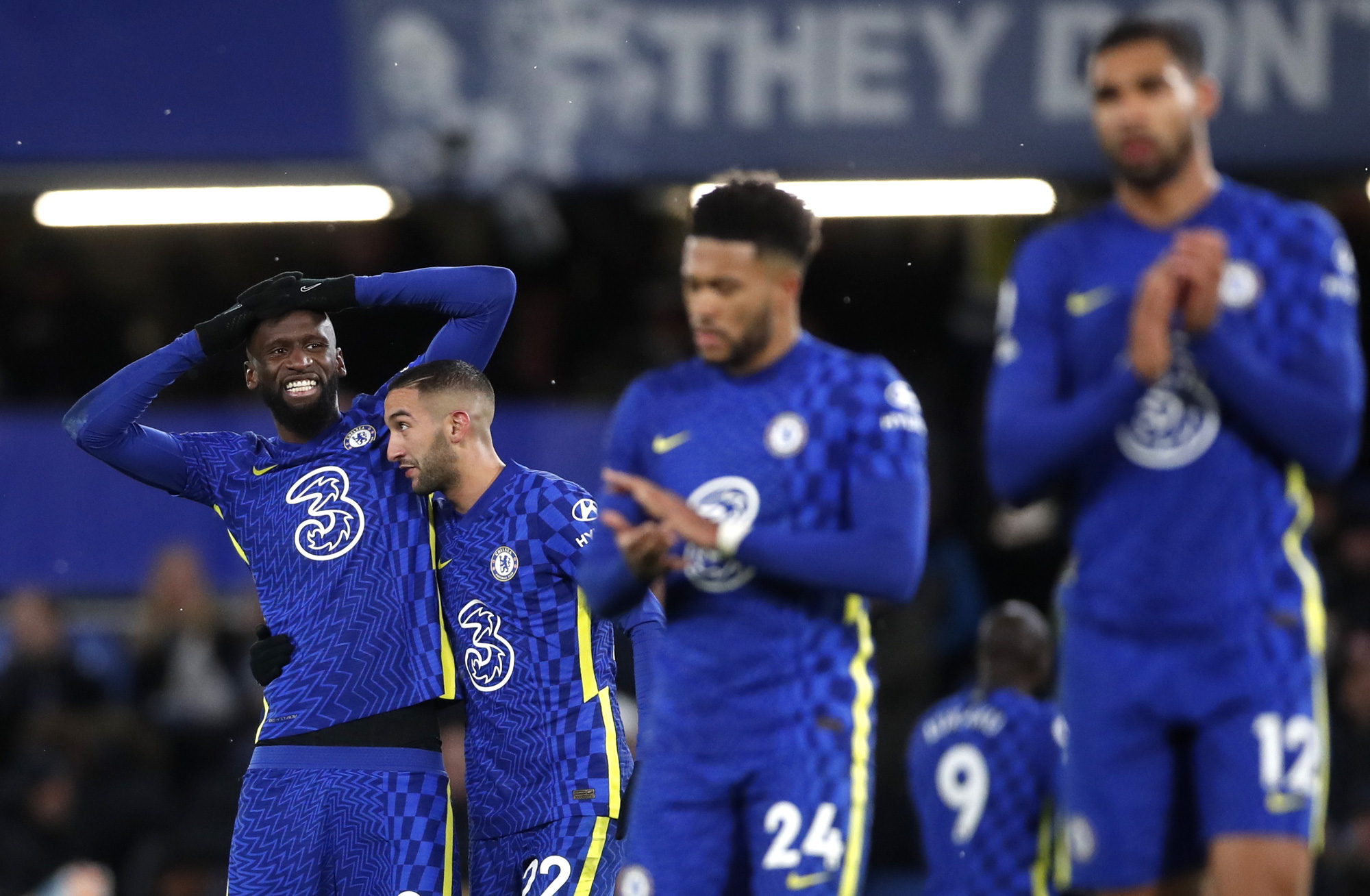 Roy Keane kh&ocirc;ng chấp nhận ph&aacute;t biểu tự sướng của HLV Man United sau trận h&ograve;a Chelsea - Ảnh 4.