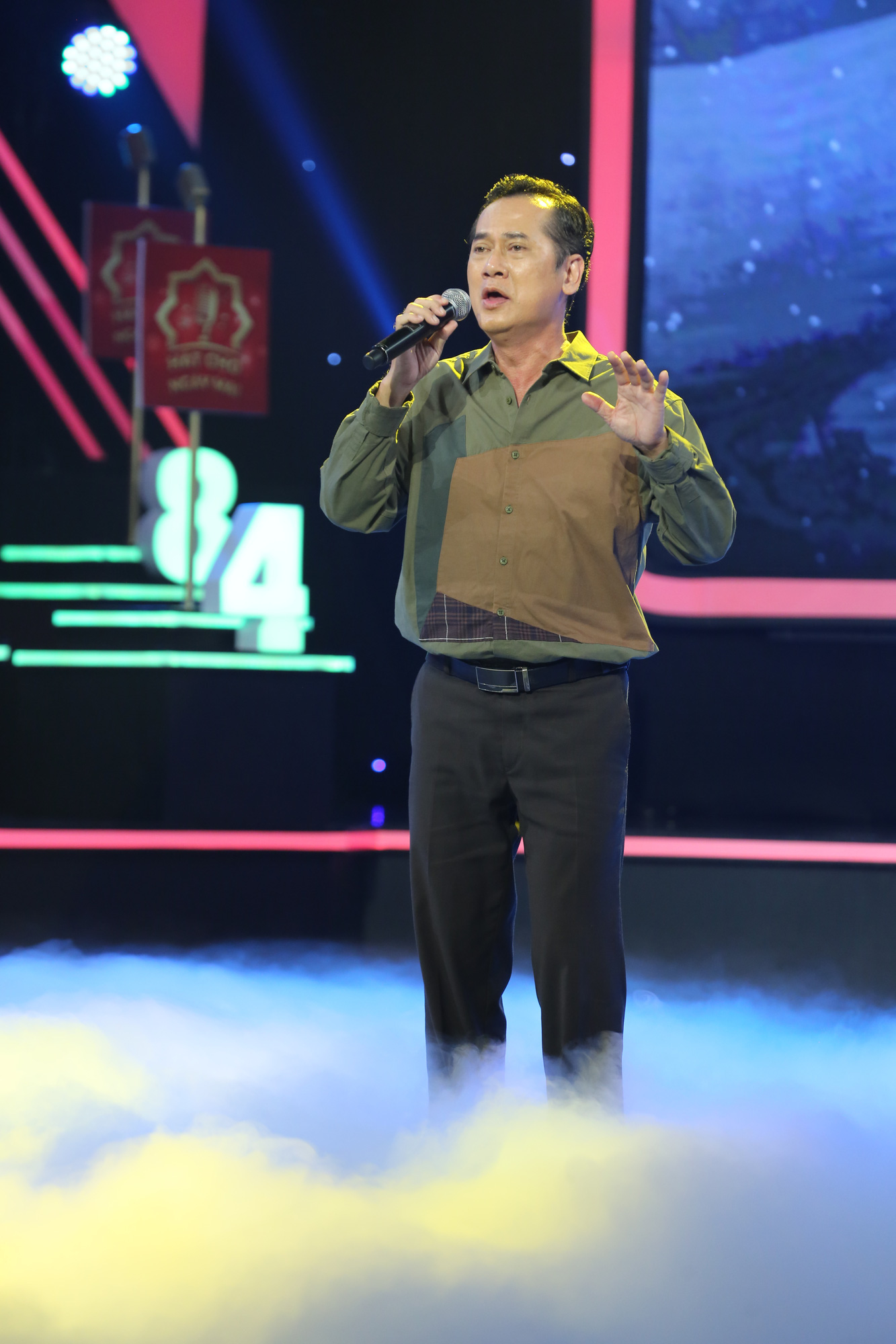 Cẩm Ly nghẹn ng&agrave;o trước giọng ca của điều dưỡng gom chăn của người mất v&igrave; Covid-19 - Ảnh 1.