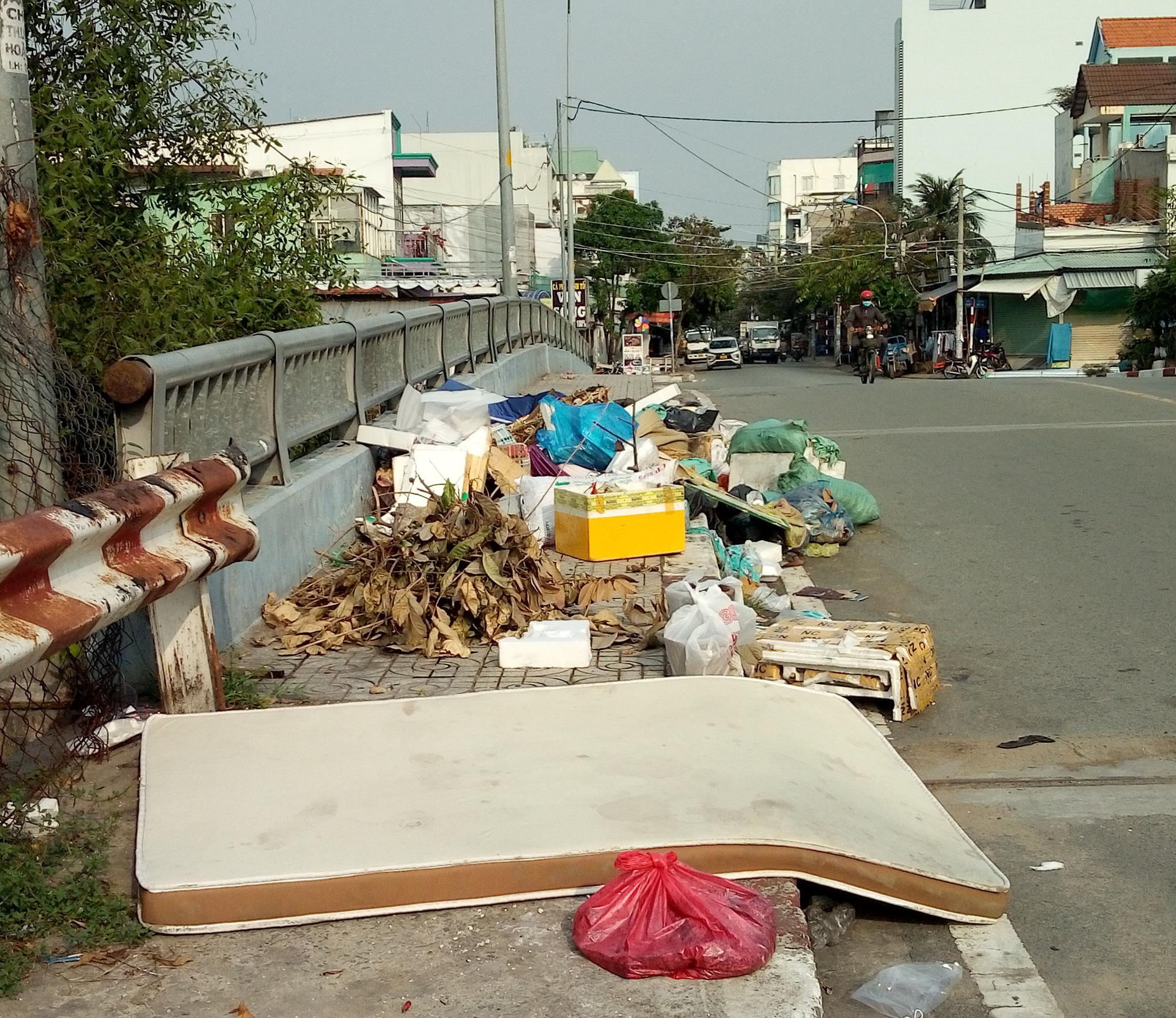 Nhếch nh&aacute;c, &ocirc; nhiễm v&igrave; r&aacute;c thải - Ảnh 2.