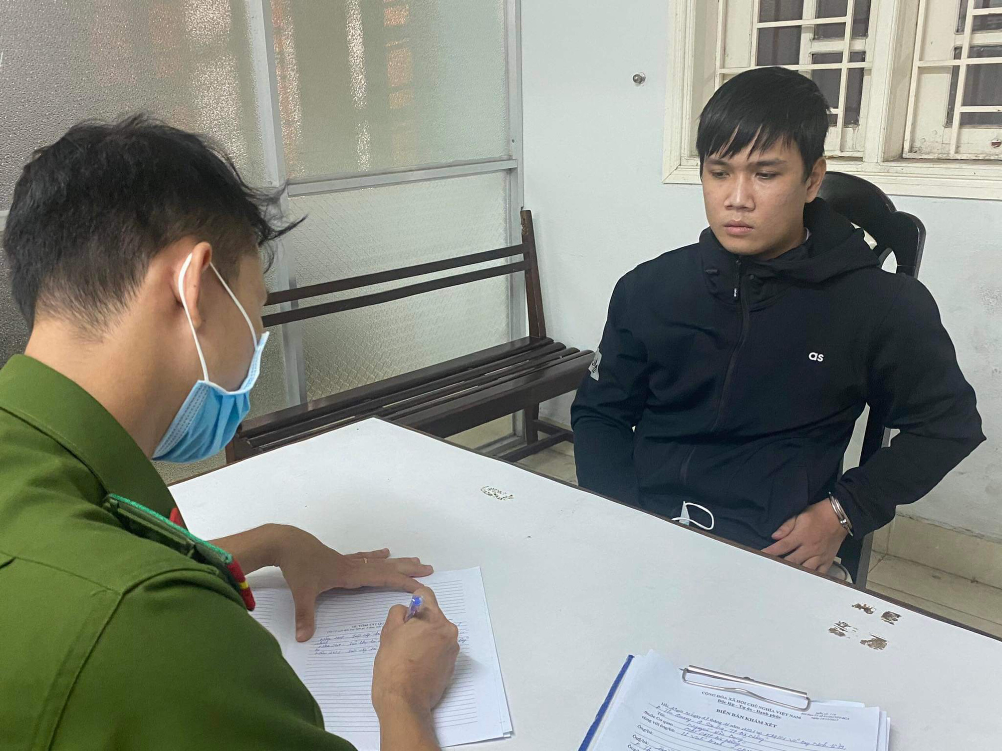 Si&ecirc;u trộm đột nhập biệt thự biển Đ&agrave; Nẵng, lấy tiền chở vợ đi l&agrave;m đẹp - Ảnh 1.