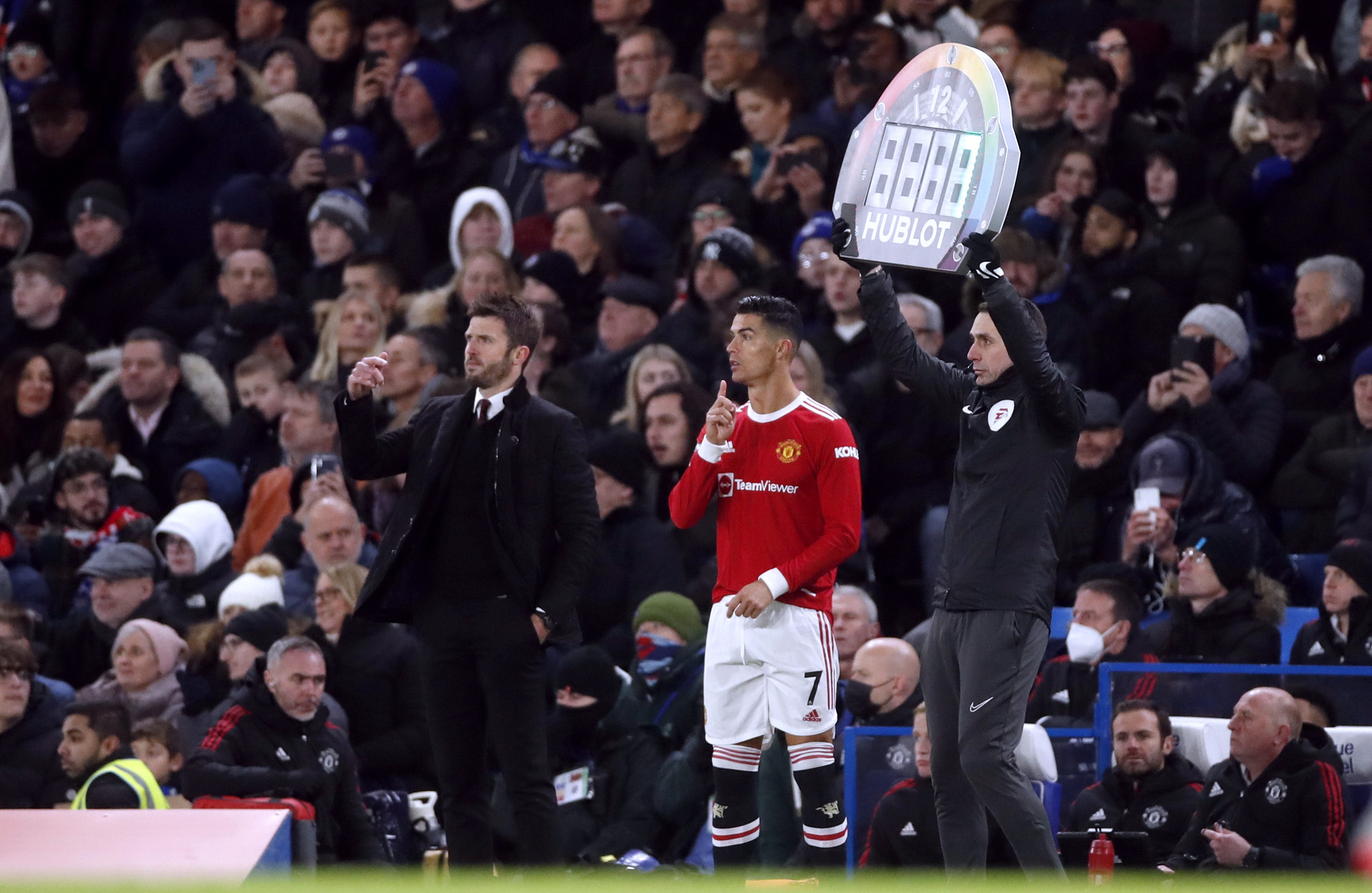 Man United rơi chiến thắng, Ronaldo g&acirc;y b&atilde;o đường hầm s&acirc;n Stamford Bridge - Ảnh 6.