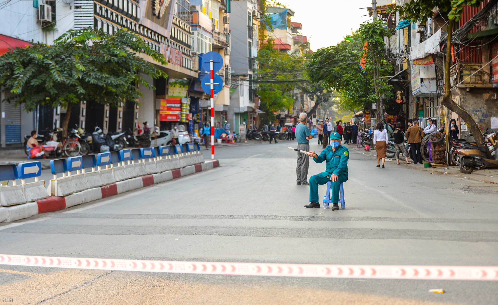 CLIP: Tạm thời phong toả một đoạn đường Đ&ecirc; La Th&agrave;nh để lấy mẫu x&eacute;t nghiệm Covid-19 - Ảnh 2.