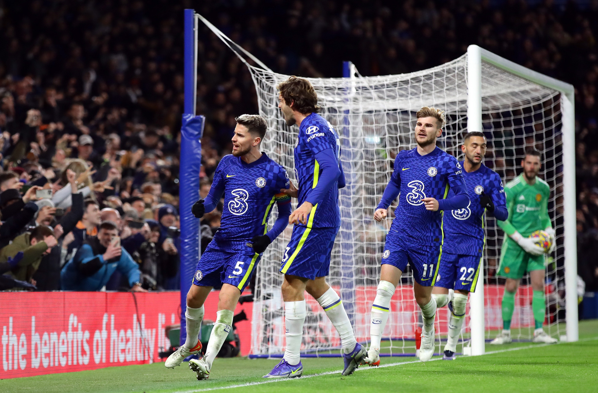 Man United rơi chiến thắng, Ronaldo g&acirc;y b&atilde;o đường hầm s&acirc;n Stamford Bridge - Ảnh 2.
