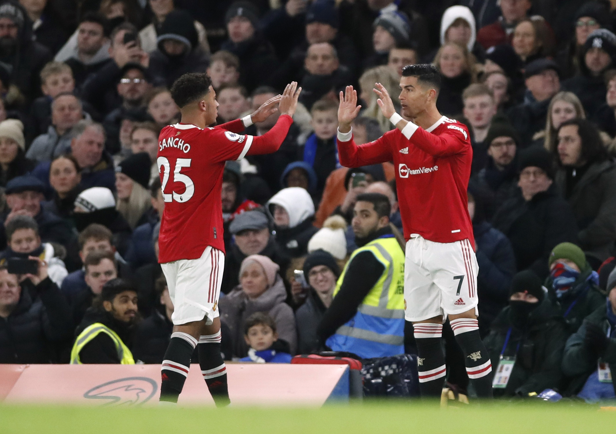 Man United rơi chiến thắng, Ronaldo g&acirc;y b&atilde;o đường hầm s&acirc;n Stamford Bridge - Ảnh 1.
