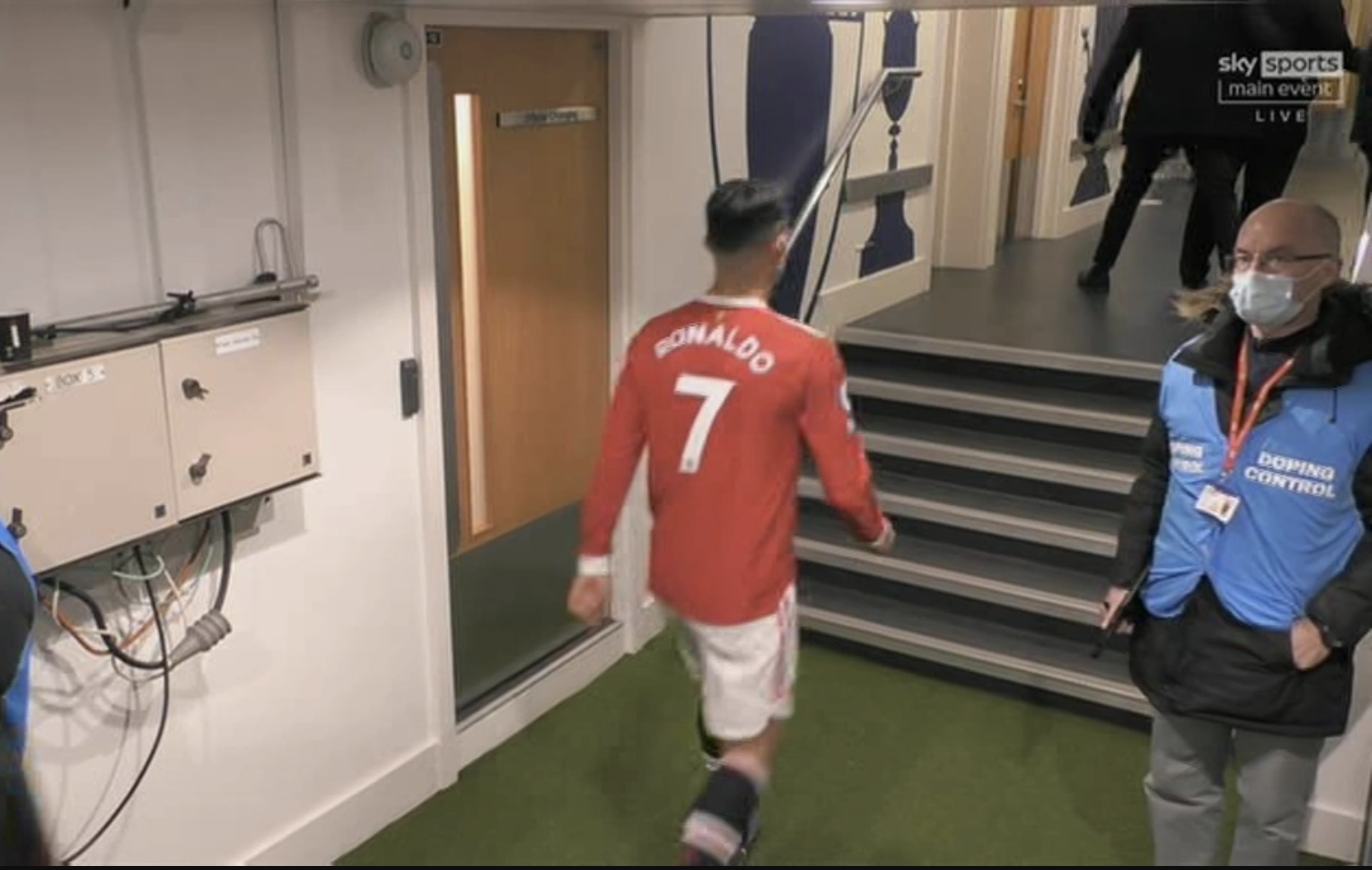 Man United có điểm, Ronaldo gây bão đường hầm sân Stamford Bridge