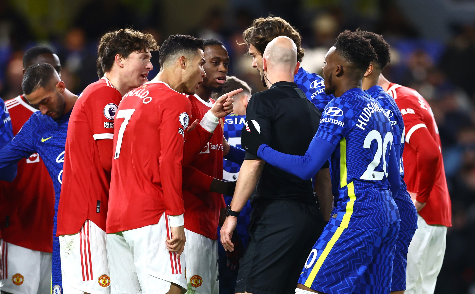 Man United rơi chiến thắng, Ronaldo g&acirc;y b&atilde;o đường hầm s&acirc;n Stamford Bridge - Ảnh 4.