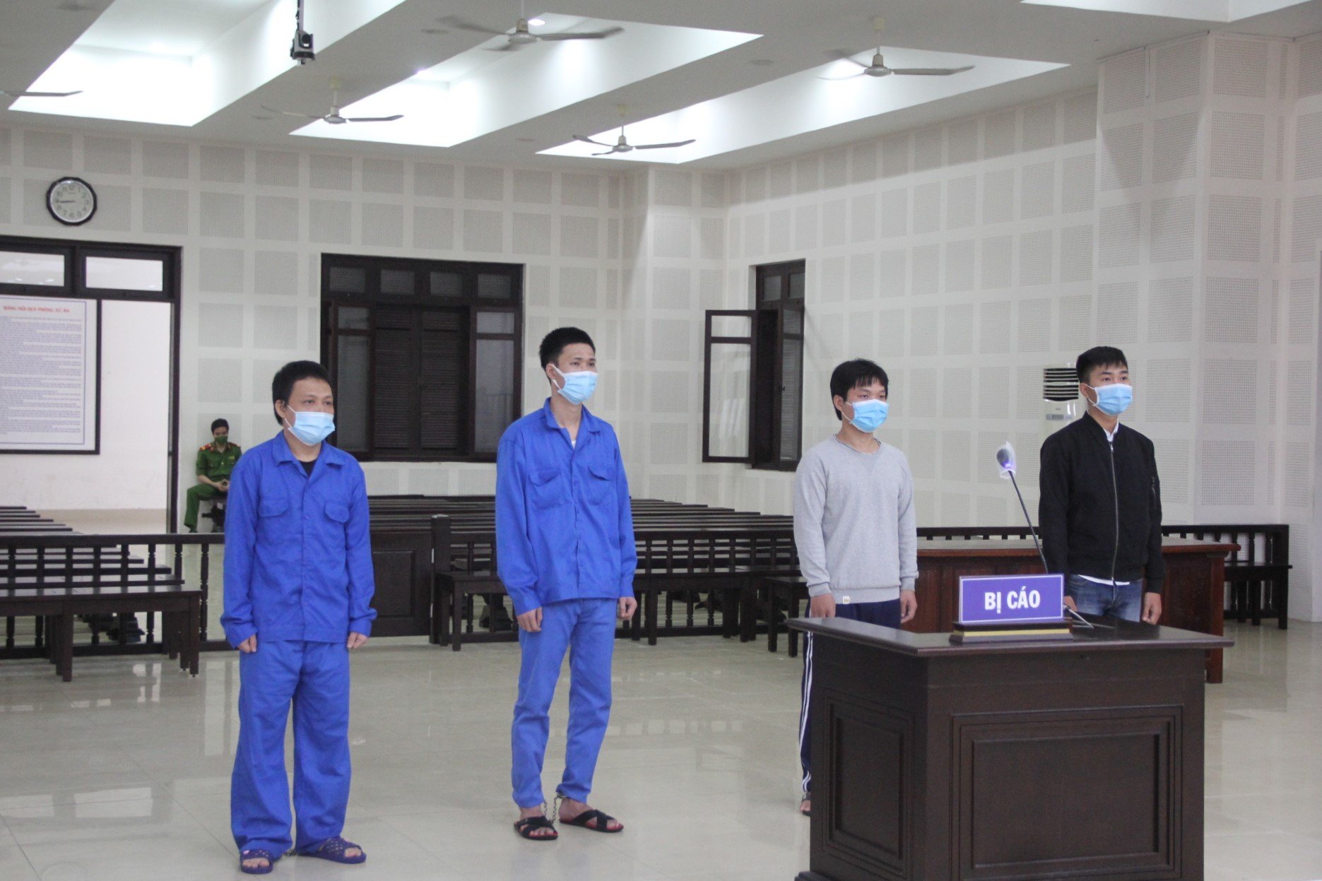 Ẩu đả do mượn pin sạc dự phòng, nhóm thanh niên lãnh án 27 năm tù