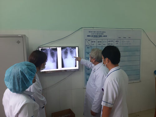 Nặng l&ograve;ng với bệnh nh&acirc;n ngh&egrave;o - Ảnh 2.