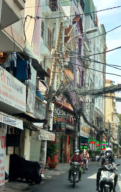 Trụ điện nguy hiểm - Ảnh 1.