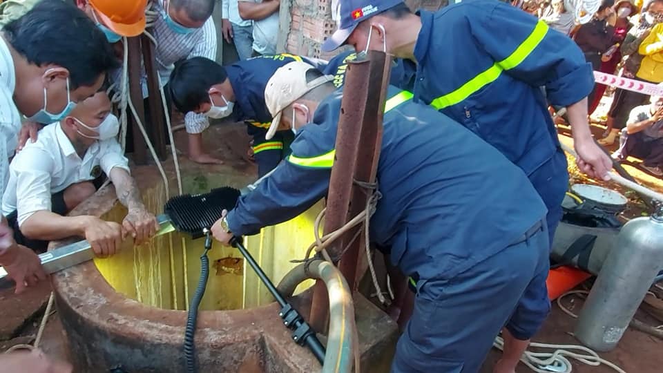 Ch&aacute;u b&eacute; 3 tuổi tử vong dưới giếng nước s&acirc;u 30 m - Ảnh 1.