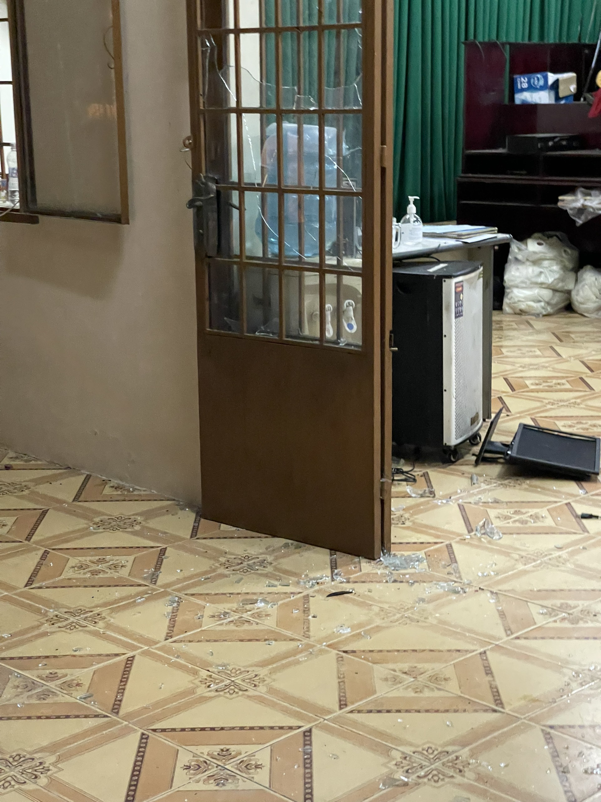 Đồng Nai: Đập ph&aacute; trụ sở c&ocirc;ng an x&atilde; để cướp tang vật - Ảnh 3.