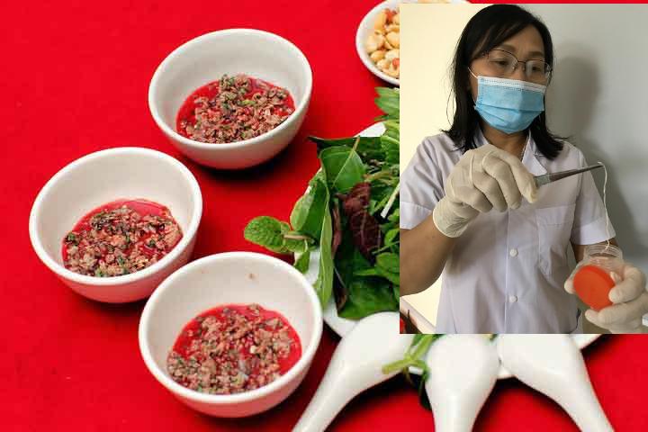 Thích ăn tiết canh, 1 nam giới "lôi" được giun dài từ đùi