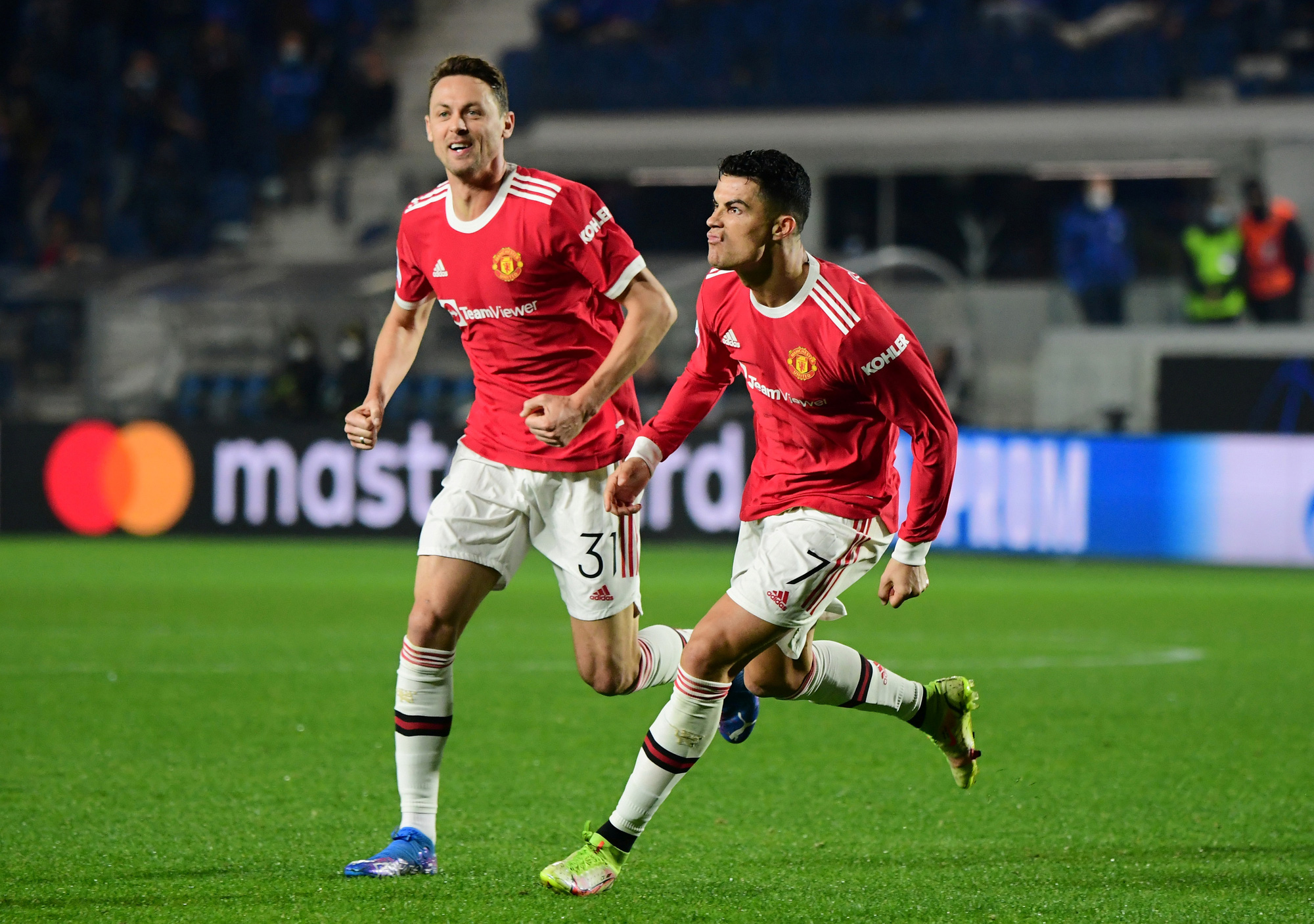 Ronaldo bùng nổ, Man United thoát hiểm trên đất Ý - Ảnh 6.