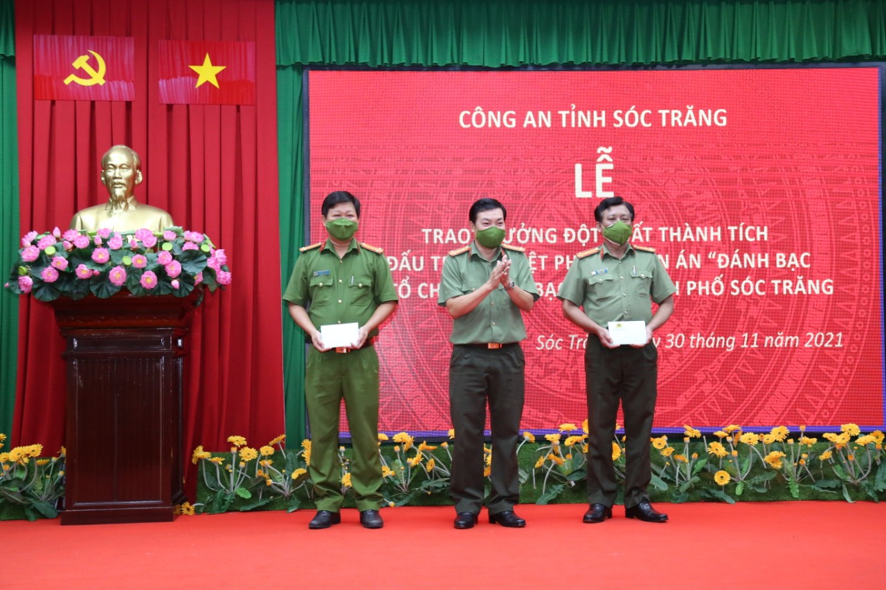 Thưởng “nóng” ban chuyên án phá đường dây đánh bạc ngàn tỉ ở Sóc Trăng