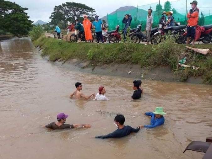 Đau lòng vụ em chết dưới kênh, anh mất tích.