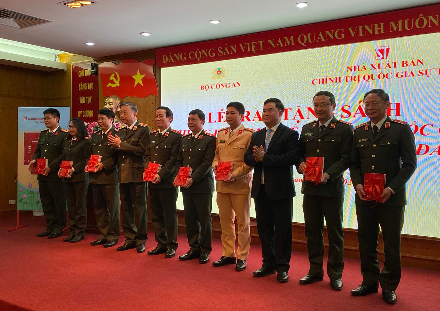 Đại tướng, Bộ trưởng Bộ Công an Tô Lâm làm chủ biên cuốn sách gần 300 trang - Ảnh 2.