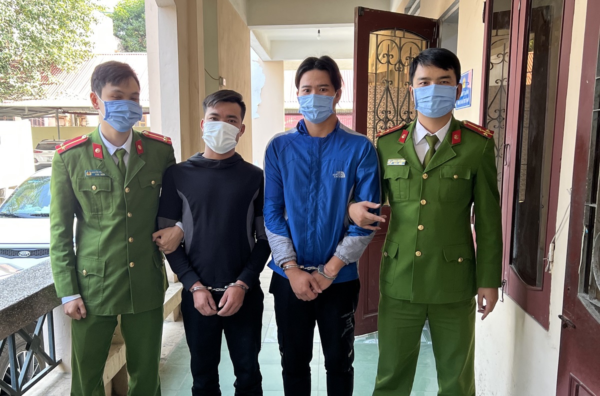 Bị nhắc nhở, thanh niên liền rút súng nã đạn hoa cải vào đám đông