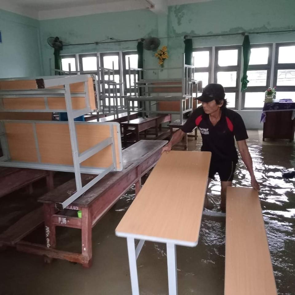 Nước lũ bao vây, hơn 66.000 học sinh Bình Định không thể đến trường