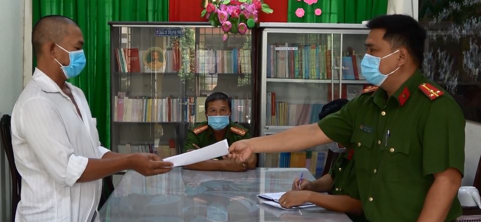 CLIP: 3 đối tượng ở Mỹ Tho bị phạt 9 triệu đồng v&igrave; &ldquo;x&agrave;i&rdquo; dao tự chế - Ảnh 4.